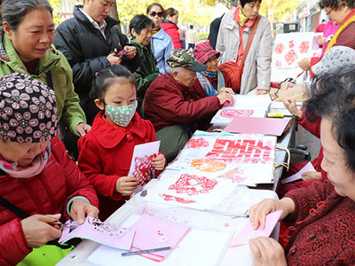 西城区天桥街道侨联、天桥民俗文化协会举办“喜庆十九大 心随手动”剪纸艺术展示活动(图)